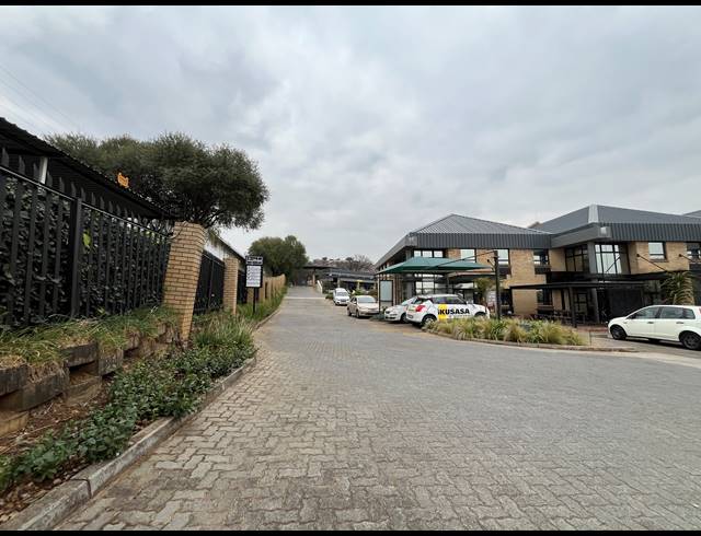 267M² OFFICE TO LET IN MEADOWDALE